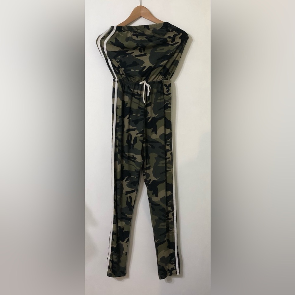 SJL Apparell women’s sleeveless Camo  jumpsuit pull on. size  S/M